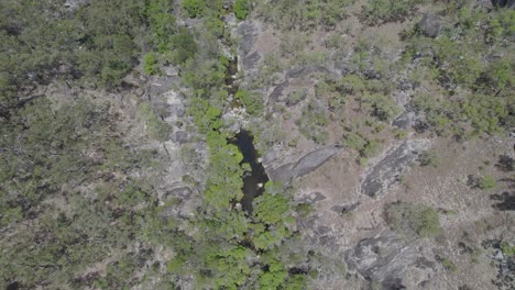 Selva-Tropical-Y-Rocas-De-Granito-Que-Rodean-Las-Cataratas-De-Emerald-Creek-En-Mareeba,-Australia---Toma-Aérea-De-Drones