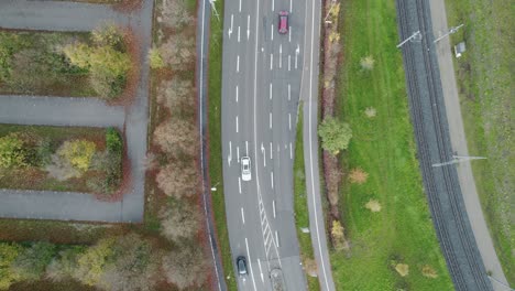 Drohnen-Kopfschuss-Der-Mautstraße,-Die-Von-Den-Autos-überquert-Wird