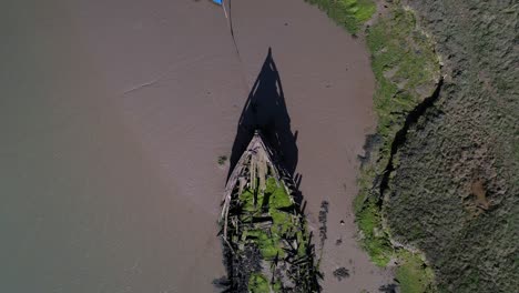 Barco-Destruido-Abandonado-Cerca-De-Las-Marismas-En-El-Puerto-Deportivo-De-Tollesbury,-Essex,-Reino-Unido