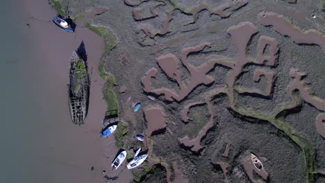 Barcos-En-Descomposición-Naufragaron-En-Pantanos-Pantanosos-Y-Barro-En-La-Orilla-Del-Río-Blackwater