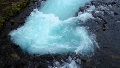 Salpicaduras-De-Agua-De-Color-Azul-Del-Río-Bruara-En-Islandia---Vista-Superior