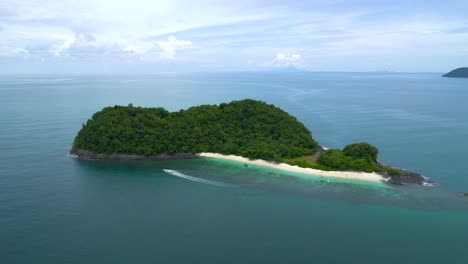 Tiro-Arqueado-De-Una-Lancha-Rápida-Que-Lleva-A-Los-Turistas-A-La-Impresionante-Isla-De-Beras-Basah,-Malasia