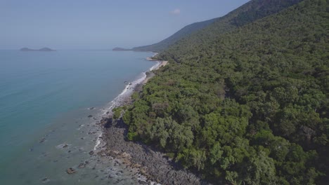 Océano-Turquesa-Y-Exuberante-Selva-Tropical-En-La-Playa-Fronteriza-En-Wangetti,-Qld,-Australia---Toma-Aérea-De-Drones