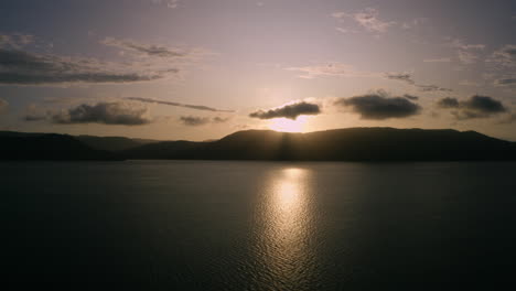 Sonnenuntergang-über-Einer-Insel-Mit-Wolken-Und-Ozean