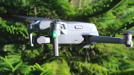 Quadcopter-Volando-Dando-La-Vuelta-Y-Flotando-Con-Cámara-Y-Sensores-Detallados