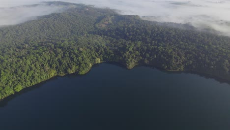 Vuelo-De-Drones-Sobre-El-Lago-Barrine,-Parque-Nacional-De-Los-Lagos-Del-Cráter,-Queensland,-Australia