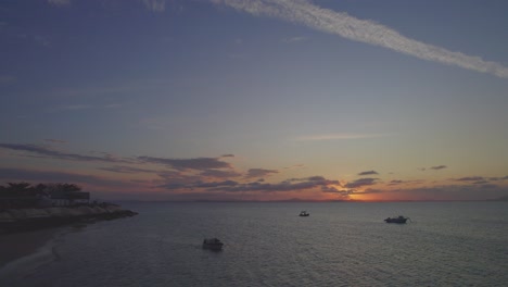 Boats-sailing-under-the-sunset-of-the-Great-Keppel-Island-in-Australia