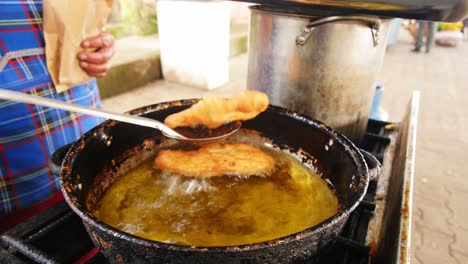 Deliciosa-Comida-Callejera-Ecuatoriana-Frita-Crujiente-De-Un-Vendedor-Local