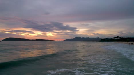 Surfer,-Die-Darauf-Warten,-Während-Des-Sonnenuntergangs-Am-Strand-Von-Pentai-Tengah,-Malaysia,-Eine-Welle-Zu-Erwischen