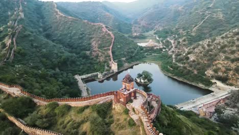 Malerische-Luftaufnahme-Von-Sagar-Lake-In-Amer-Town-In-Jaipur-Indien-Rajasthan-Urlaubsreiseziel