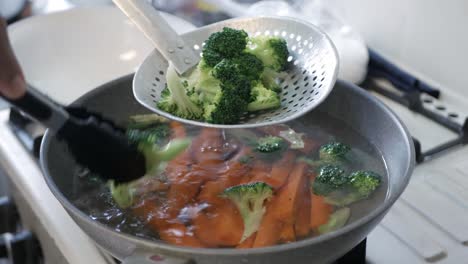 carrot-and-broccoli-was-boiled-in-water-in-the-pan