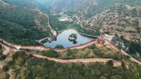 Luftaufnahme-Des-Malerischen-Bergsees-In-Indien-Rajastan-Sagar-See-Amer-Stadt-Jaipur