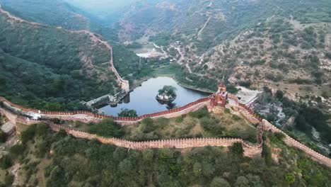 Drohnenblick-Auf-Den-Malerischen-Bergsee-In-Indien-Rajasthan-Sagar-Lake-Amer-Town-Jaipur