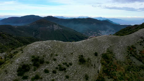 Excursionistas-En-Las-Montañas-De-Ravello,-Italia