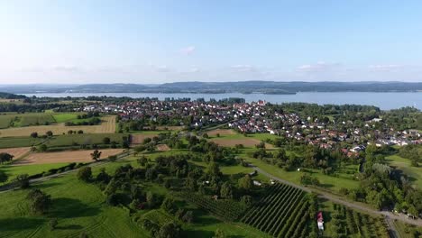 Blick-über-Den-Bodensee-An-Einem-Sommertag,-Im-Vordergrund-Das-Dorf-Gaienhofen