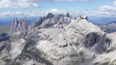 Drohne-Luftaufnahme-Der-Seceda-Dolomiten-Berggipfellandschaft-Bei-Sonnenaufgang