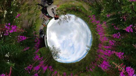 Rucksacktouristen-Zeigen-Die-Schönheit-Der-Wildblumen-Und-Wildnis-Im-Abisko-Nationalpark,-Schweden