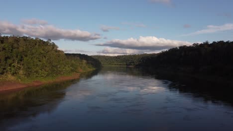 Langsamer-Vorwärtsflug-In-Der-Luft-über-Den-Iguazu-Fluss,-Umgeben-Von-Amazonas-Regenwald-Bei-Sonnenuntergang---Flug-Entlang-Der-Grenze-Zwischen-Brasilien-Und-Argentinien