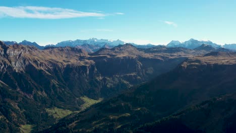 Toma-Panorámica-En-La-Cordillera-De-Walensee-Dentro-De-Los-Alpes,-Suiza