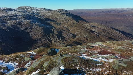Luftumkreisung-Landschaftsfotograf-Mit-Teleobjektiv-Auf-Berggipfel-In-Norwegen---Erster-Schnee-Während-Der-Herbstsaison-Und-Blick-Auf-Die-Täler-Teigdalen-Und-Eksingedalen