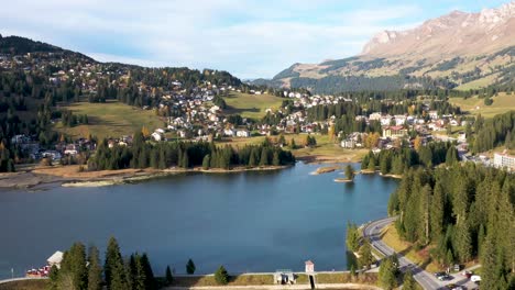 Toma-De-Establecimiento-Del-Famoso-Pueblo-De-Valbella,-Suiza