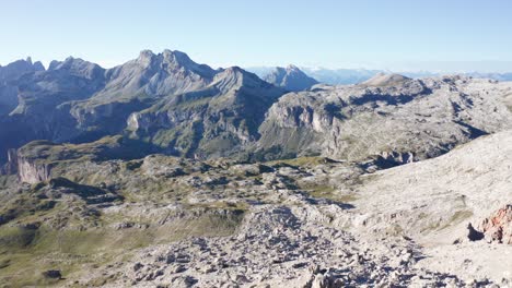 Weiter-Panoramablick-Auf-Die-Berglandschaft-Der-Dolomiten,-Luftaufnahme