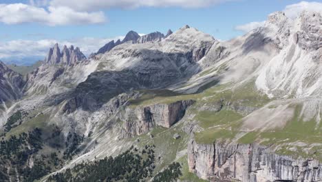 Luftbild-Seceda-Odle-Mountain-In-Den-Dolomiten-Italien-Bei-Sonnenaufgang