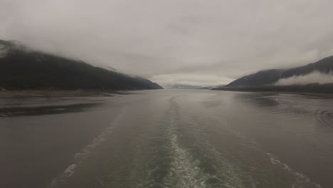 Estela-De-Cruceros-En-El-Pasaje-Interior-En-Alaska