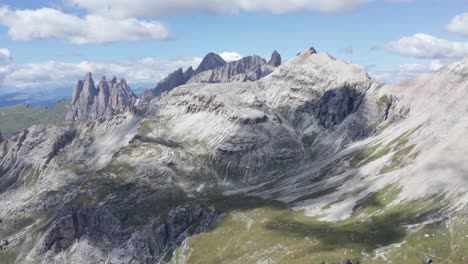 Montaña-Seceda-En-Urtijei,-Tirol-Del-Sur,-Alpes-Italianos,-Dolomitas,-Italia---Drone-Vuela-Hacia-Adelante