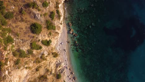 Antenne-Von-Oben-Nach-Unten-Vorbeifliegen-An-Einem-Türkisfarbenen-Strand-An-Der-Albanischen-Riviera