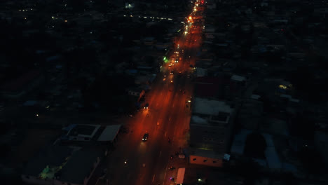 Toma-Aérea-Cinematográfica-De-4k-Que-Viaja-Del-Tráfico-Por-La-Noche-Con-Automóviles-Conduciendo-Durante-La-Hora-Pico-En-La-Ciudad-Africana---Lomé,-Togo