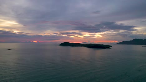 Luftaufnahme-Vom-Strand-Von-Tengah-Mit-Blick-Auf-Den-Atemberaubenden-Sonnenuntergang-über-Dem-Ozean