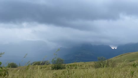 Nubes-Monzónicas-Que-Envuelven-Montañas-En-El-Santuario-De-Vida-Silvestre-Kalsubai-harishchandragad,-Maharashtra-India