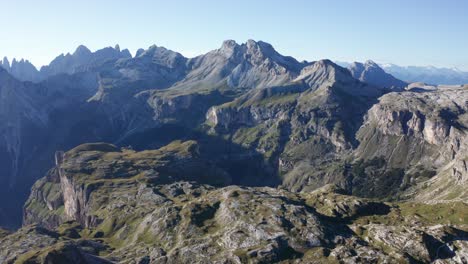 Paisaje-Montañoso-De-Los-Dolomitas,-Panorama-Aéreo-Cinematográfico