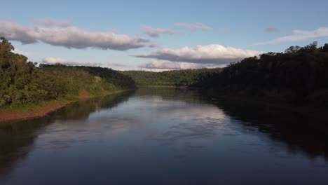 Drohne-Fliegt-über-Das-Ruhige-Wasser-Des-Flusses-Iguazu-Im-Amazonasbecken-An-Der-Grenze-Zwischen-Brasilien-Und-Argentinien