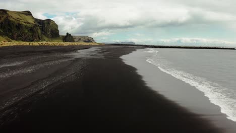 Luftaufnahme-Des-Schwarzen-Sandstrandes-In-Island,-Der-Sich-Vorwärts-Bewegt