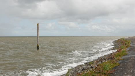 Sea-defence-dyke-and-tide-measuring-post