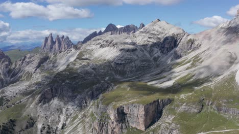 Ruhige-Aussicht-Auf-Den-Alpenhügel