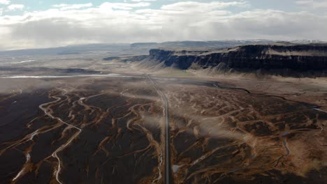 Vista-Aérea-Paisaje-Volcánico-Desierto-Con-Camino-Solitario-En-Islandia