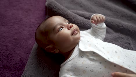 Hände-Kitzeln-Süßes-2-Monate-Altes-Indisches-Baby,-Das-Auf-Einer-Decke-Auf-Dem-Boden-Liegt