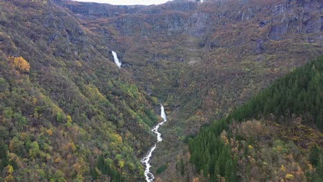 Río-Intacto-Opo-En-El-Paisaje-Otoñal-En-Un-Valle-De-Montaña-Sobre-El-Pueblo-De-Lofthus-En-Hardanger-Noruega---Corriente-Fresca-De-Agua-Que-Fluye-De-La-Montaña-Al-Mar