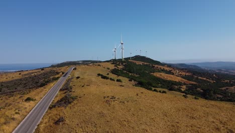 Reihen-Von-Stromwindmühlen-In-Spanien,-Fliegen-Aus-Der-Luft-In-Richtung-Aussicht