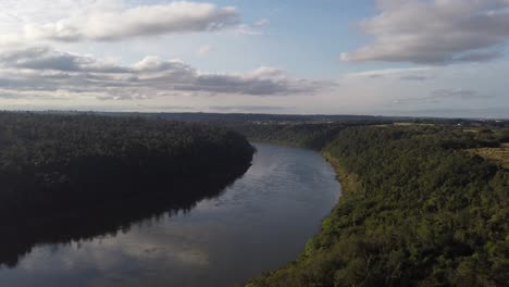 Iguazu-fluss,-Der-Im-Amazonischen-Regenwald-An-Der-Grenze-Zwischen-Brasilien-Und-Argentinien-Fließt