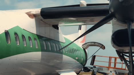 Flügel--Und-Triebwerksansicht-Des-Air-Cote-D&#39;ivoire-Bombardier-Dhc-8-Q400-Flugzeugs-Am-Internationalen-Flughafen-Abidjan-Félix-Houphouët-boigny