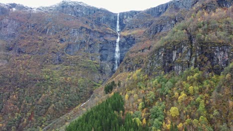 Cascada-Skrikjofoss-Cayendo-455-Metros-Desde-La-Cima-De-La-Montaña-Sobre-El-Pueblo-De-Lofthus-En-Hardanger-Noruega---Antena-De-Otoño-Mirando-Hacia-La-Hermosa-Cascada