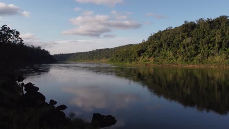 Drohne-Fliegt-An-Sonnigen-Tagen-An-Der-Grenze-Zwischen-Brasilien-Und-Argentinien-über-Die-Ufer-Des-Flusses-Iguazu