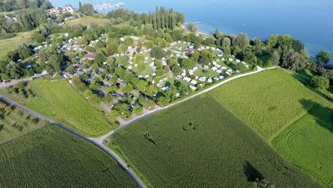 Drohne-Fliegt-über-Felder-Und-Einen-Campingplatz-Direkt-Am-Bodenseeufer