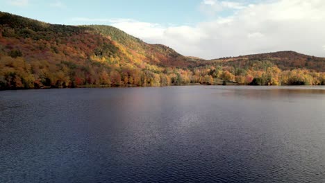 Luftstoß-Zum-Fallen-Der-Farbe-über-Dem-See-Im-Herbst-In-Vermont