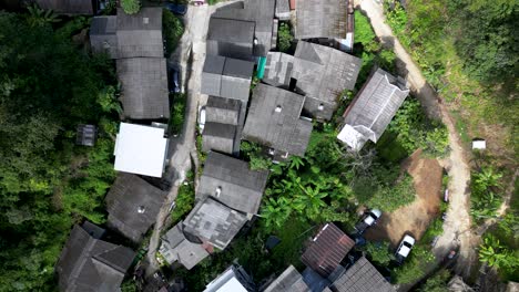 Langsam-Steigende-Luftaufnahme-über-Hölzerne-Slumhäuser-In-Südostasien-In-Zeitlupe