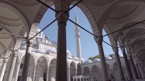 Bögen-Im-Innenhof-Der-Blauen-Moschee-In-Istanbul,-Türkei